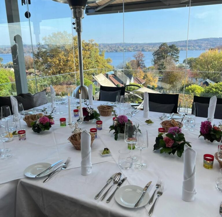 Gedeckter Tisch mit Seeblick – exklusives Catering für private Feiern in München und Umgebung