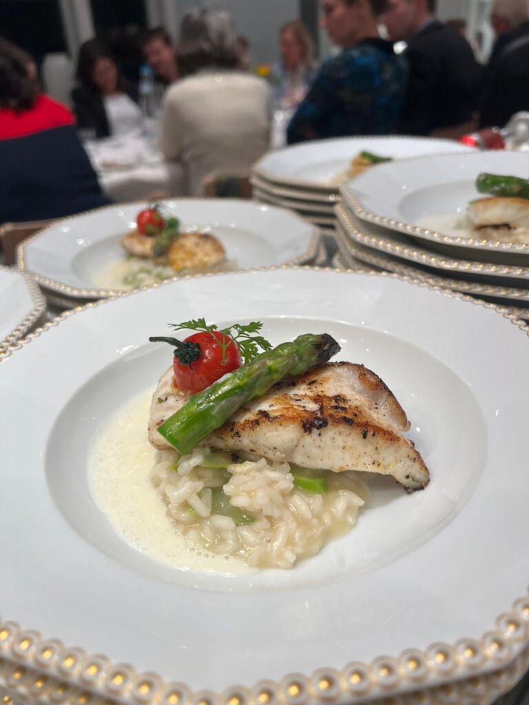 Gesetztes Fine-Dining-Menü mit Fisch, Risotto und Spargel – elegantes Event Catering in München