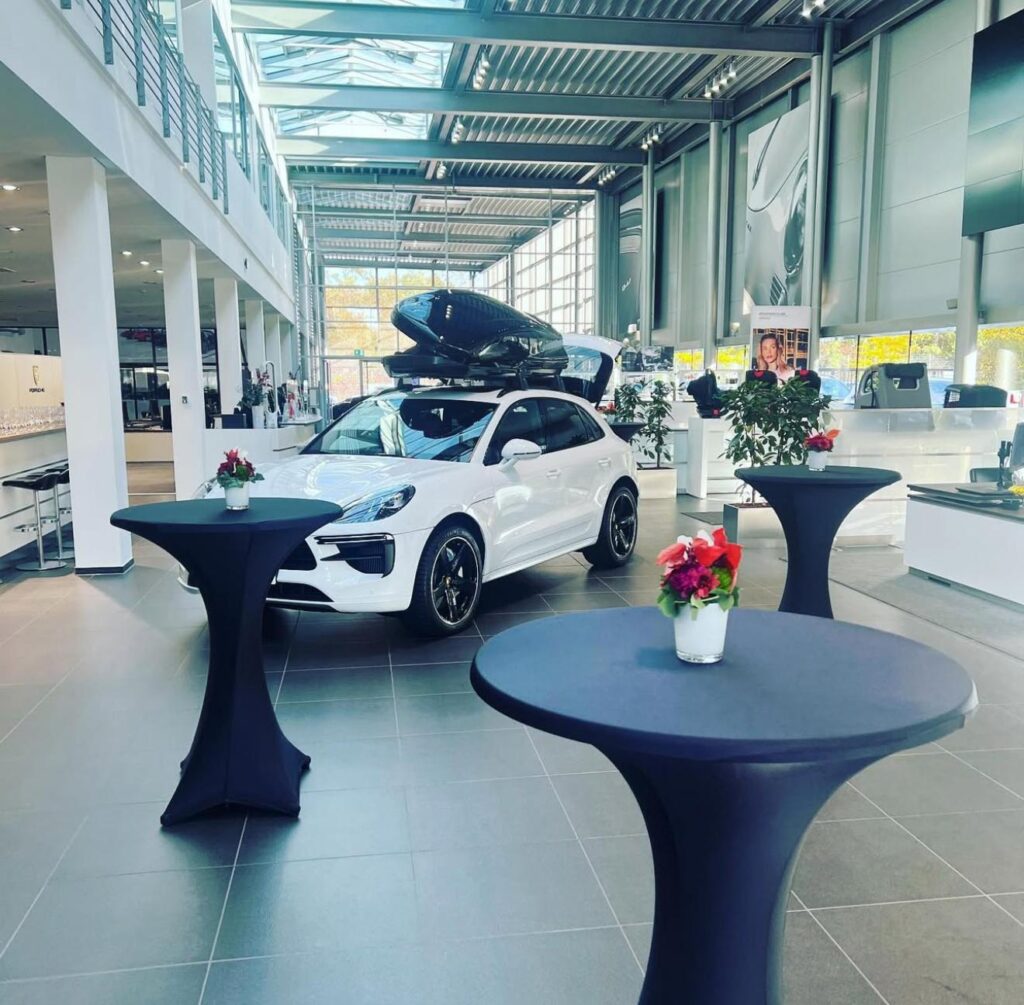 Flying Catering mit Fingerfood bei einer Veranstaltung in München – elegantes Setup mit Stehtischen