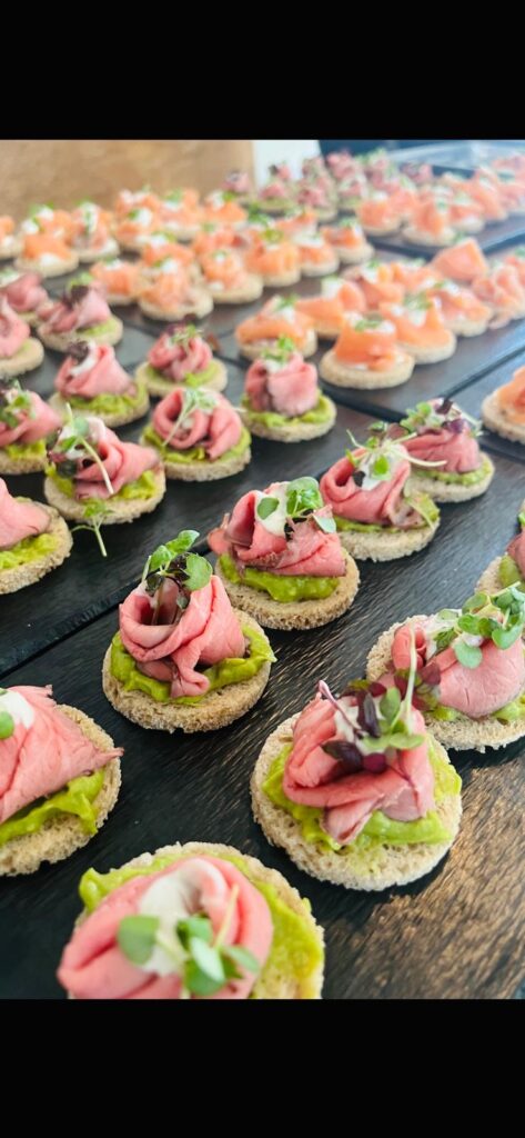 Roastbeef auf Avocado Mouse Canapes Catering München